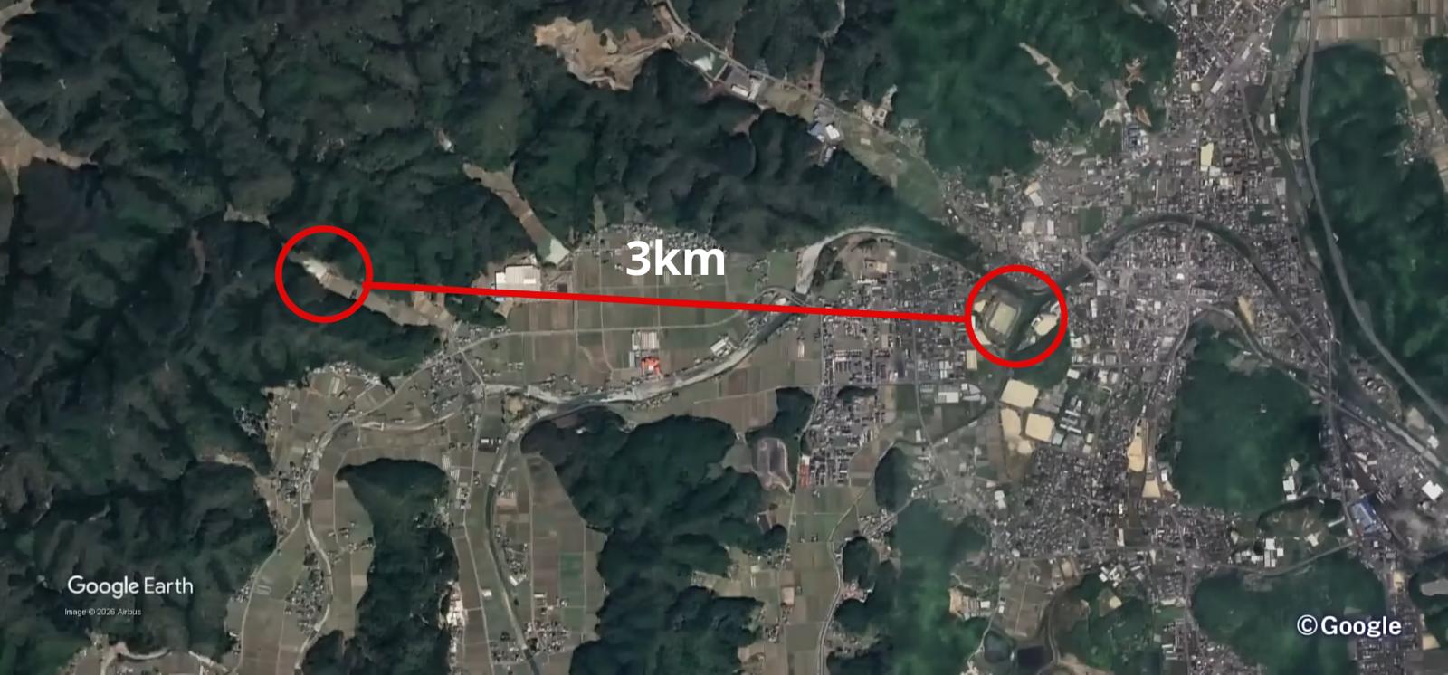 아다치 군의 가방이 발견된 장소(왼쪽 동그라미). 학교(오른쪽 동그라미)로부터 3km 떨어진 지점이다. 구글 어스·TBS 유튜브 갈무리