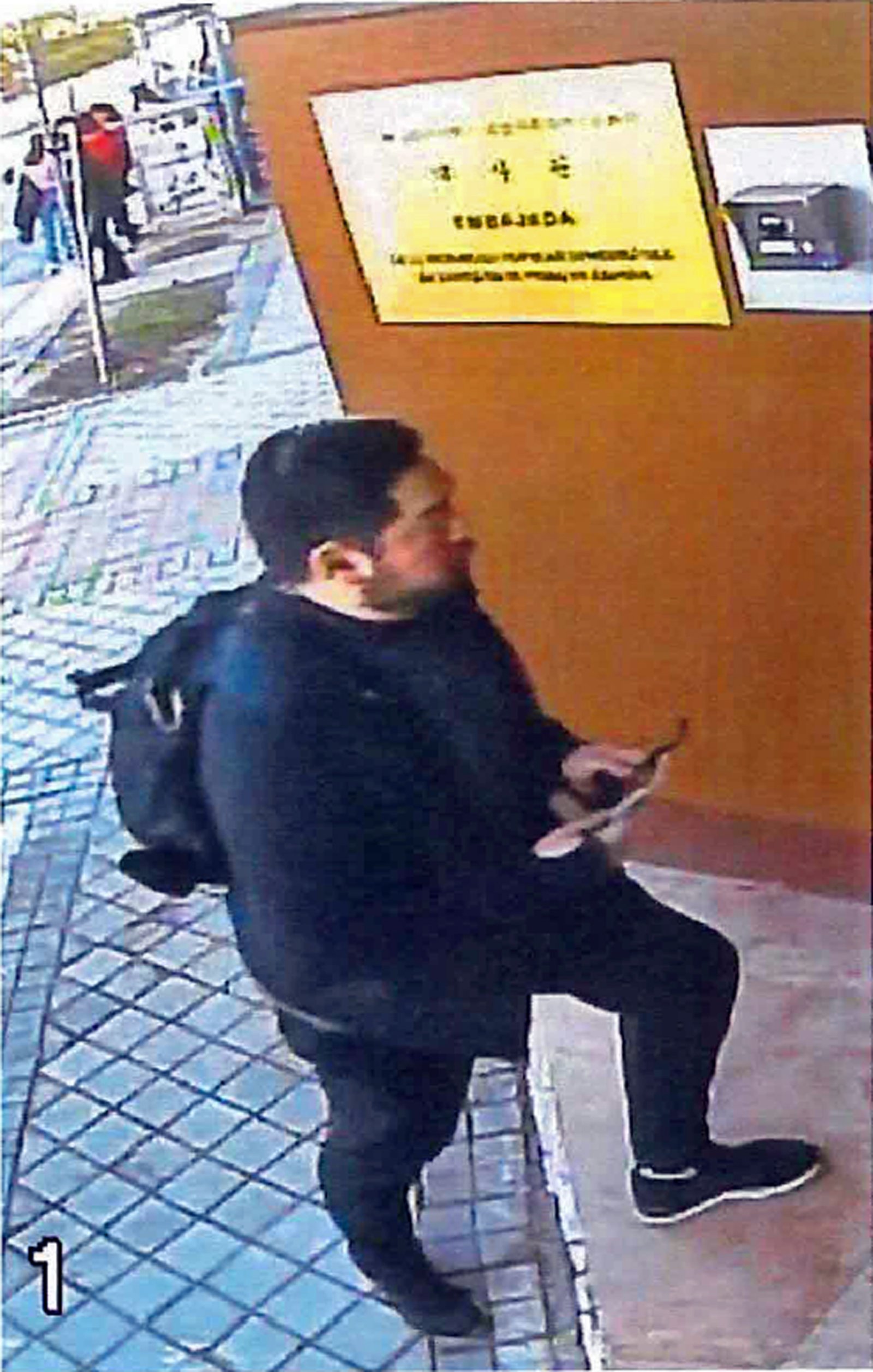 [AP/뉴시스] 미국 법무부는 지난 2019년 2월(현지시간) 스페인 주재 북한 대사관에 반북단체 ‘자유조선’ 소속의 한국계 미국인 크리스토퍼 안이 들어가는 사진을 같은해 4월23일 공개했다. (사진=미 법무부 제공) 2026.04.14
