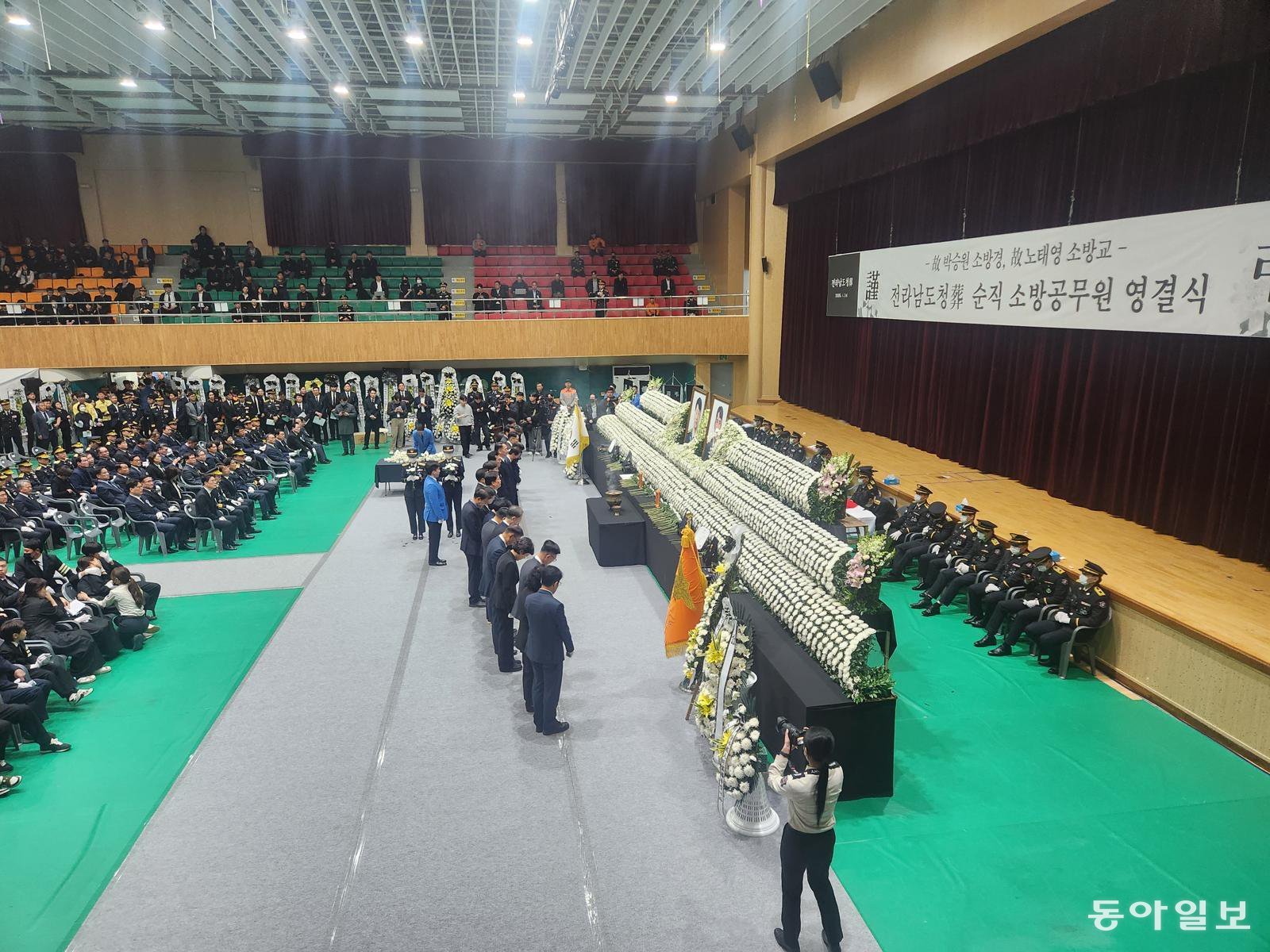 “아빠는 영웅”…완도 화재 순직 소방관 영결식에 눈물바다