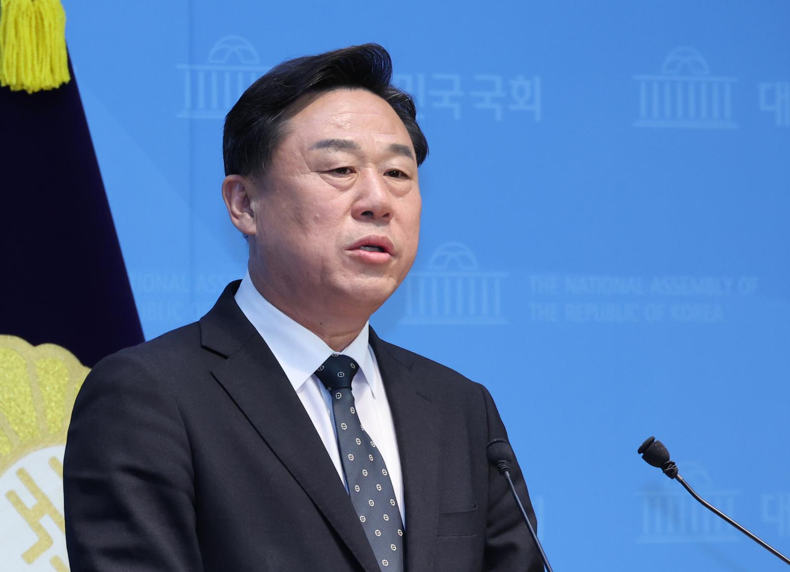 김종훈 진보당 울산시장 예비후보가 14일 오후 서울 여의도 국회 소통관에서 진보진영 단일화 관련 기자회견을 하고 있다. 2026.04.14 뉴시스