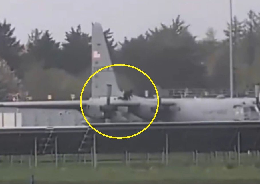 미국 공군 C-130 수송기에서 도끼로 날개를 찍던 남성. X(구 트위터) 캡처