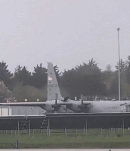 미국 공군 C-130 수송기에서 도끼로 날개를 찍던 남성. X(구 트위터) 캡처