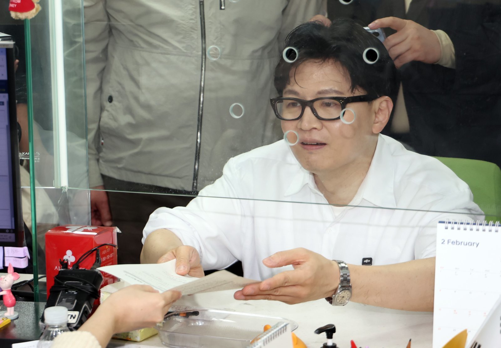 한동훈 전 국민의힘 대표가 14일 부산 북구 만덕2동행정복지센터에서 전입신고를 하고 있다. 2026.04.14. [부산=뉴시스]