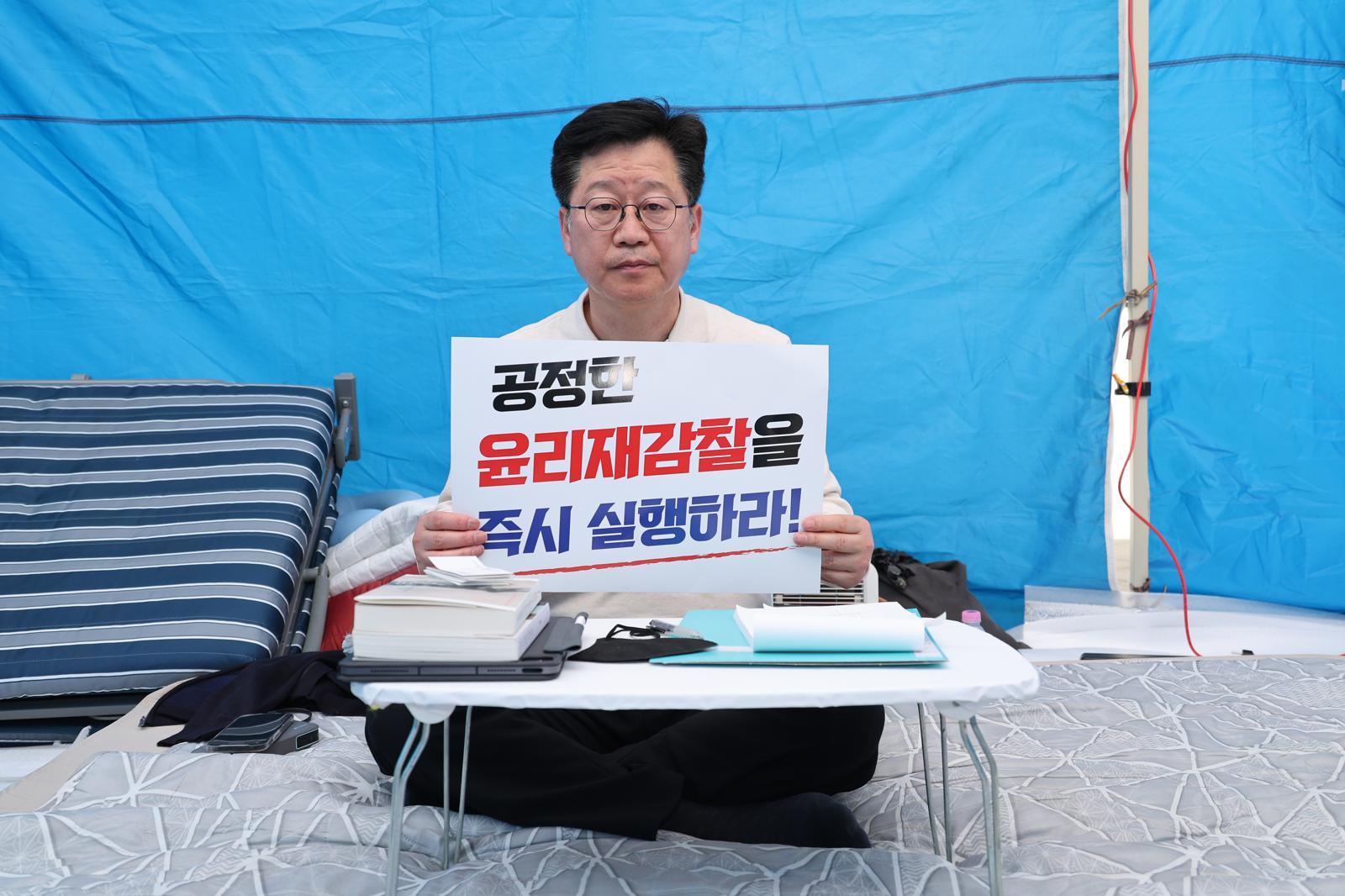 단식 사흘째인 안호영 더불어민주당 의원이 13일 오전 서울 여의도 국회 본청 앞 단식농성장에서 전북지사 후보로 선출된 이원택 의원의 ‘술·식사비 제3자 대납 의혹’에 대한 재감찰을 당 지도부에 촉구하고 있다. 2026.04.13 뉴시스