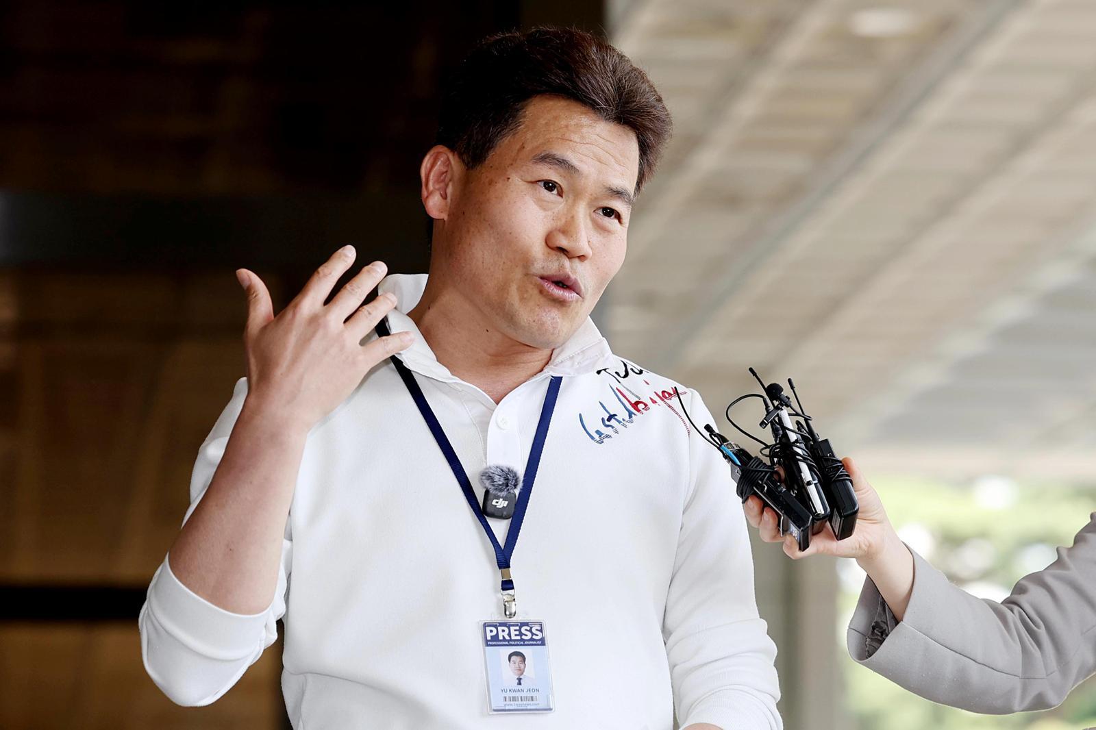 전한길 한국사 강사 출신 보수 유튜버가 13일 사전 구속영장 청구와 관련한 조사를 앞두고 서울 서초구 서울중앙지검 앞에서 입장을 밝히고 있다. 전 씨는 이재명 대통령과 이준석 개혁신당 대표에 대한 명예훼손 혐의를 받는다. 2026.4.13/뉴스1
