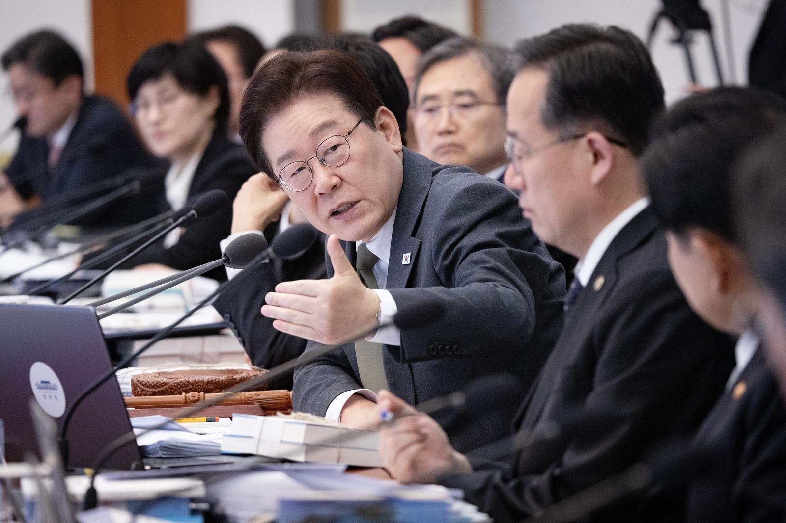 이재명 대통령이 14일 청와대에서 국무회의를 주재하고 있다. 이 대통령은 “당분간 글로벌 에너지·원자재 공급망에서의 어려움과 고유가 상황이 계속되리라는 점을 상수로 두고 비상 대응 체제를 확고히 다져 나가야 한다”고 했다. 청와대사진기자단