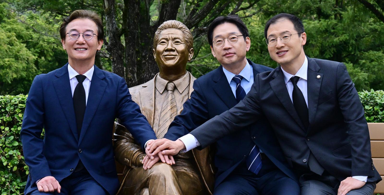 봉하마을 찾은 與후보들 “부울경 메가시티 즉시 복원”
6·3 지방선거에서 부산·울산·경남 광역단체장 후보로 확정된 더불어민주당 인사들이 경남 김해시 진영읍 봉하마을에 있는 노무현 전 대통령 묘역을 참배한 뒤 기념 촬영을 하고 있다. 이들은 “부울경 메가시티를 즉시 복원해 역대 최대 규모의 예산을 확보하겠다”고 밝혔다. 왼쪽부터 전재수 부산시장 후보, 김경수 경남도지사 후보, 김상욱 울산시장 후보. 김해=뉴시스