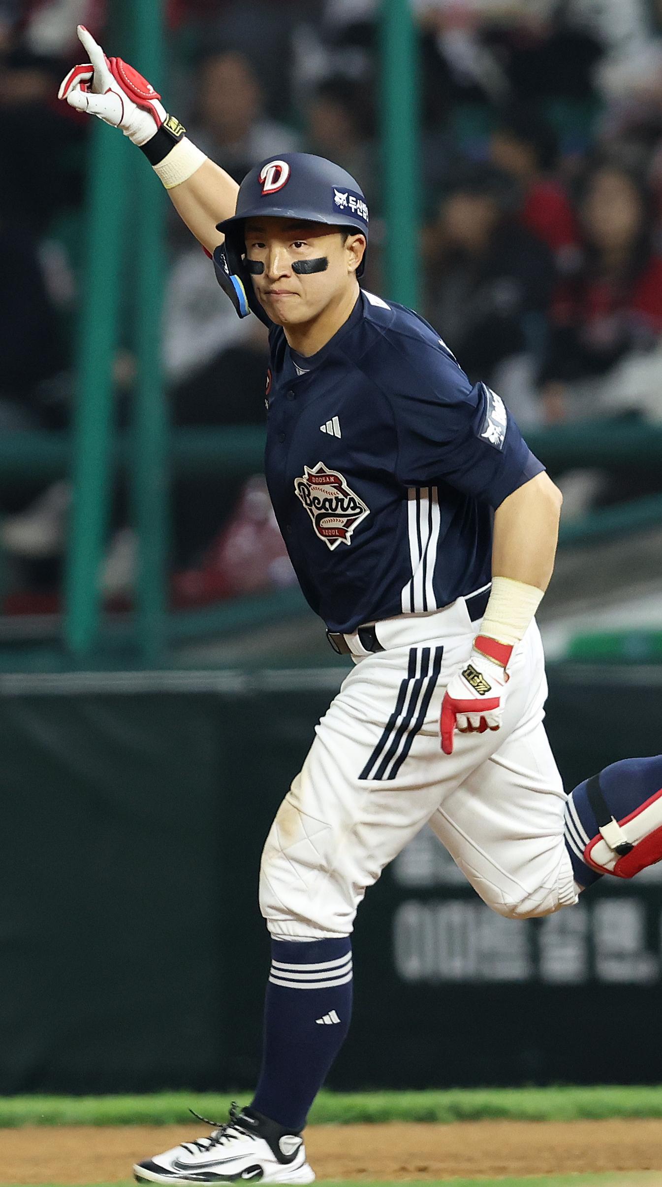 두산 유니폼을 입은 손아섭이 새 팀 합류 첫날인 14일 인천 SSG랜더스필드에서 열린 SSG와의 방문경기에서 4회초 2점 홈런을 날린 후 베이스를 돌고 있다. 이날 오전 한화에서 두산으로 트레이드된 손아섭은 자신의 시즌 첫 안타를 홈런으로 장식했다. 두산 제공