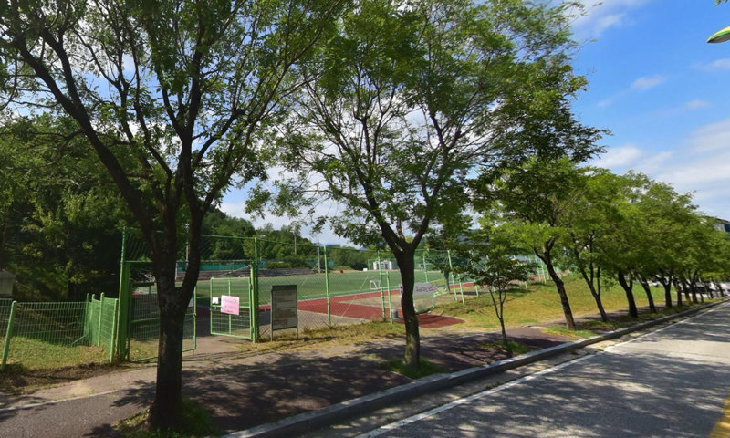 충남 계룡시. 시청 옆 축구장 등 1만2949㎡를 94억 원에 팔면서 “시 정책대로 추진” 한마디로 회의 종료. 시의회 “인근 땅값보다 100억 원 싸게 팔아” 비판