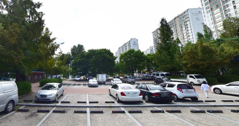 경기 포천시. 송우리 공영주차장 등 땅 5646㎡를 145억 원에 팔면서 서면 심의로 진행. 검토 미비로 2028년까지 매년 임차료 1억 원 부담.