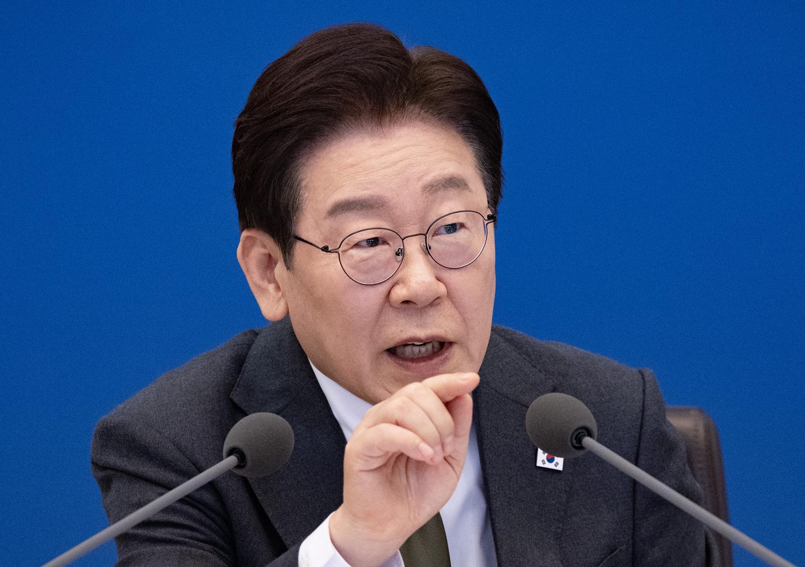 이재명 대통령이 14일 오전 청와대에서 열린 제16회 국무회의 겸 제5차 비상경제점검회의를 주재하고 있다. 2026.04.14 청와대사진기자단