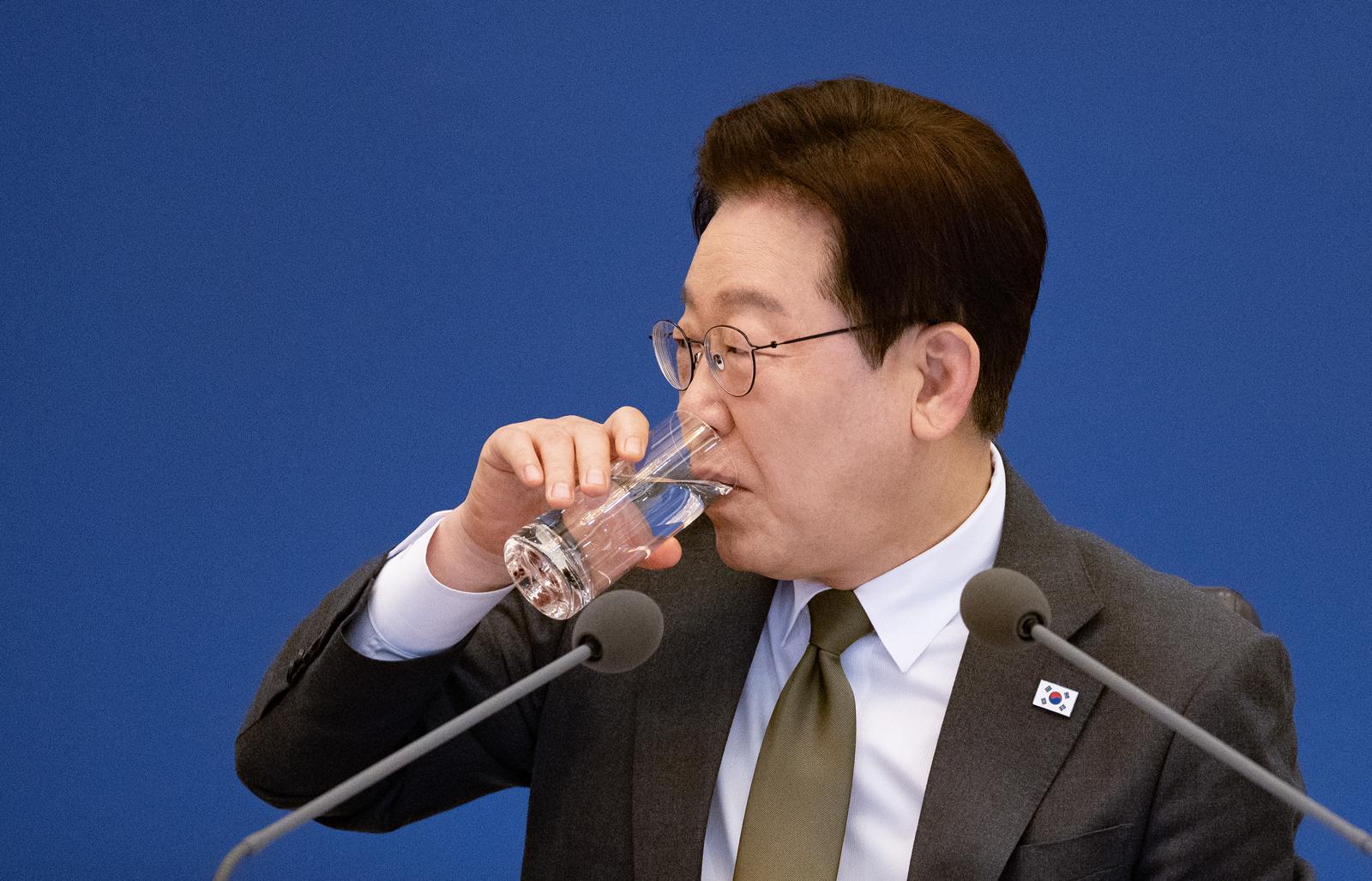 이재명 대통령이 14일 오전 청와대에서 열린 제16회 국무회의 겸 제5차 비상경제점검회의 주재 중 물을 마시고 있다.  2026.04.14 청와대사진기자단
