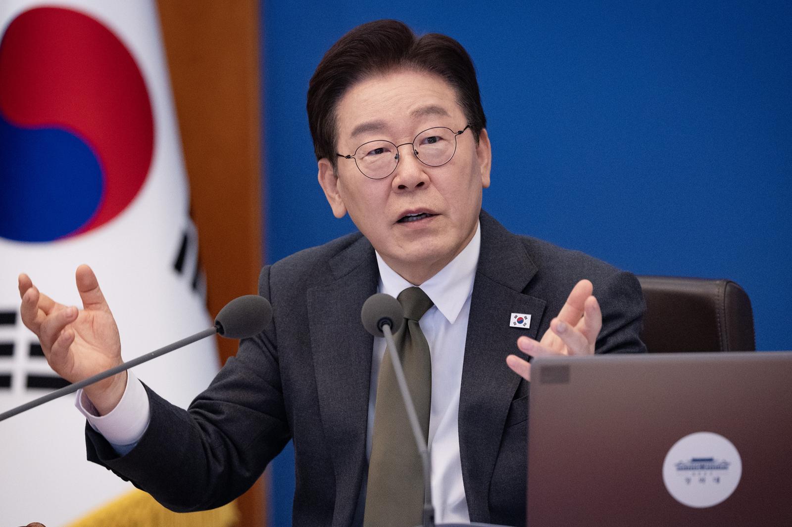 이재명 대통령이 14일 오전 청와대에서 열린 제16회 국무회의 겸 제5차 비상경제점검회의를 주재하고 있다. 2026.04.14 청와대사진기자단