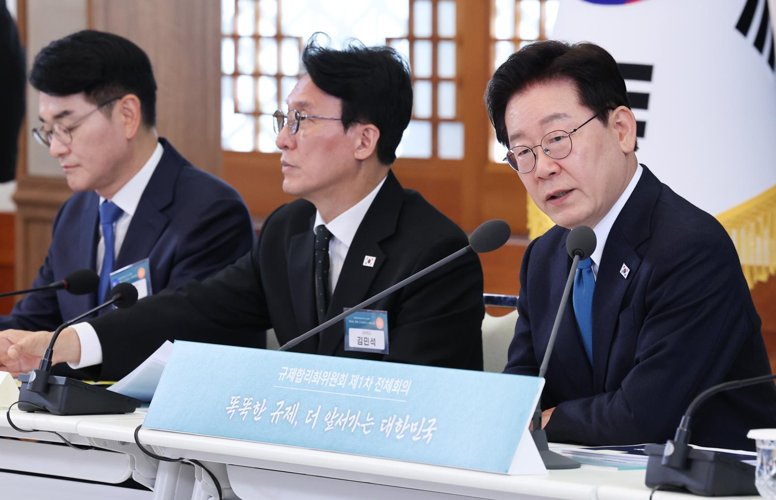 李대통령 “첨단 산업 분야는 네거티브 규제로 전환 필요”