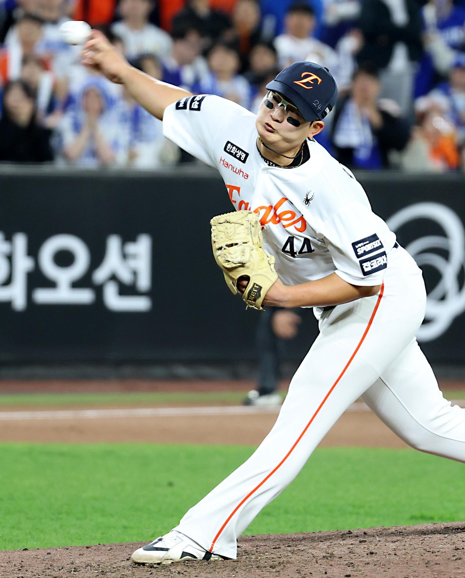 한화 마무리 투수 김서현이 14일 프로야구 대전 안방경기에서 8회초 2사 만루 상황에 등판해 투구하고 있다. 김서현은 8회에만 볼넷 3개와 폭투로 3점을 내줬다.  대전=뉴스1
