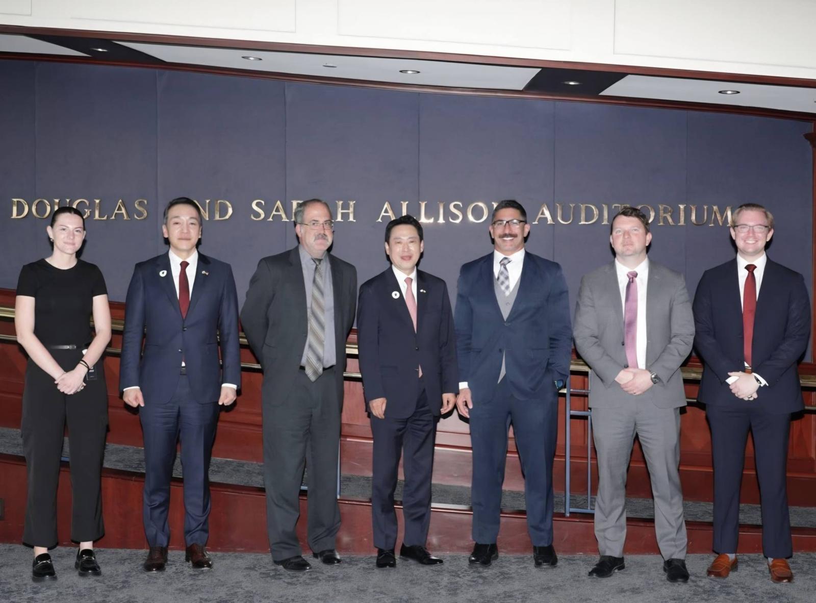 미국을 방문 중인 국민의힘 장동혁 대표가 15일(현지 시간) 페이스북에 미국우선주의정책연구소(AFPI)와 헤리티지재단을 방문했다고 밝히며 올린 사진. 장 대표 페이스북 갈무리