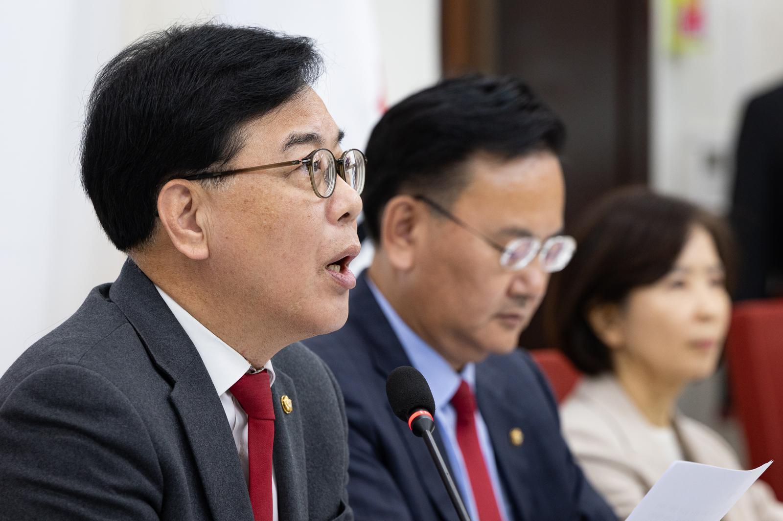 송언석 국민의힘 원내대표가 15일 서울 여의도 국회에서 현안 기자간담회를 하고 있다. 뉴스1