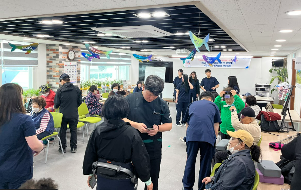 경복대학교 작업치료학과 학생들의 지역사회와 함께하는 로봇 재활 활동. 사진 제공=경복대학교