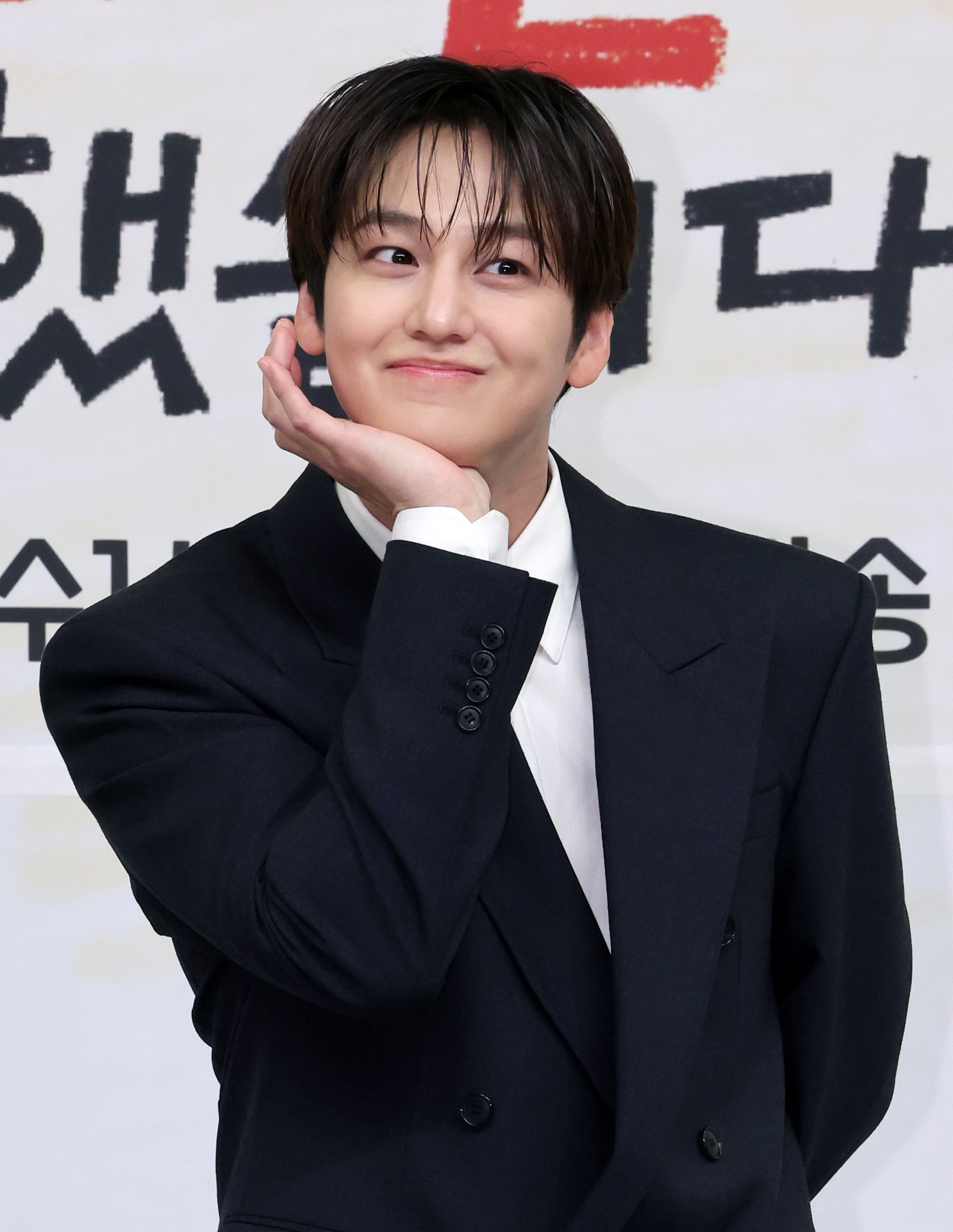 배우 김범이 15일 오후 서울 양천구 목동 SBS 사옥에서 열린 새 수목드라마 ‘오늘도 매진했습니다’ 제작발표회에 참석해 포즈를 취하고 있다. 2026.4.15 ⓒ 뉴스1
