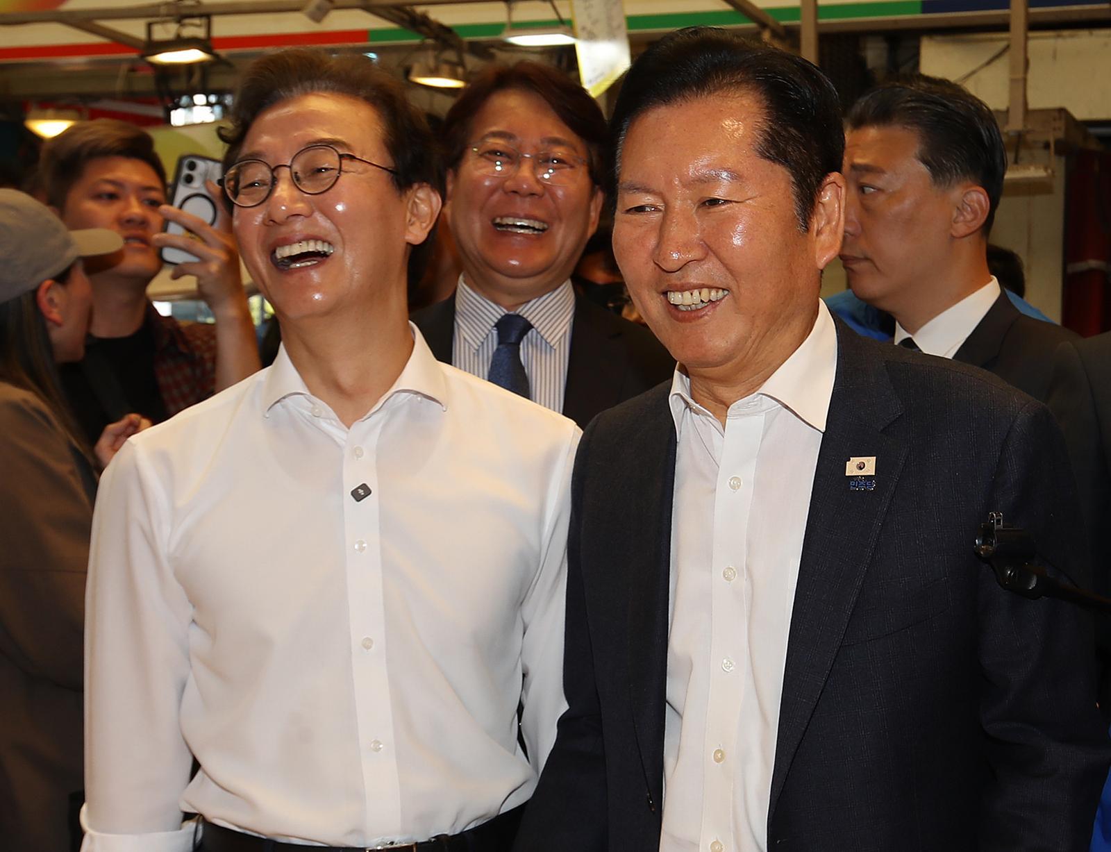 정청래 더불어민주당 대표와 전재수 부산시장 후보가 15일 부산 부산진구 부전시장을 찾아 상인과 인사하고 있다. 2026.4.15 ⓒ 뉴스1