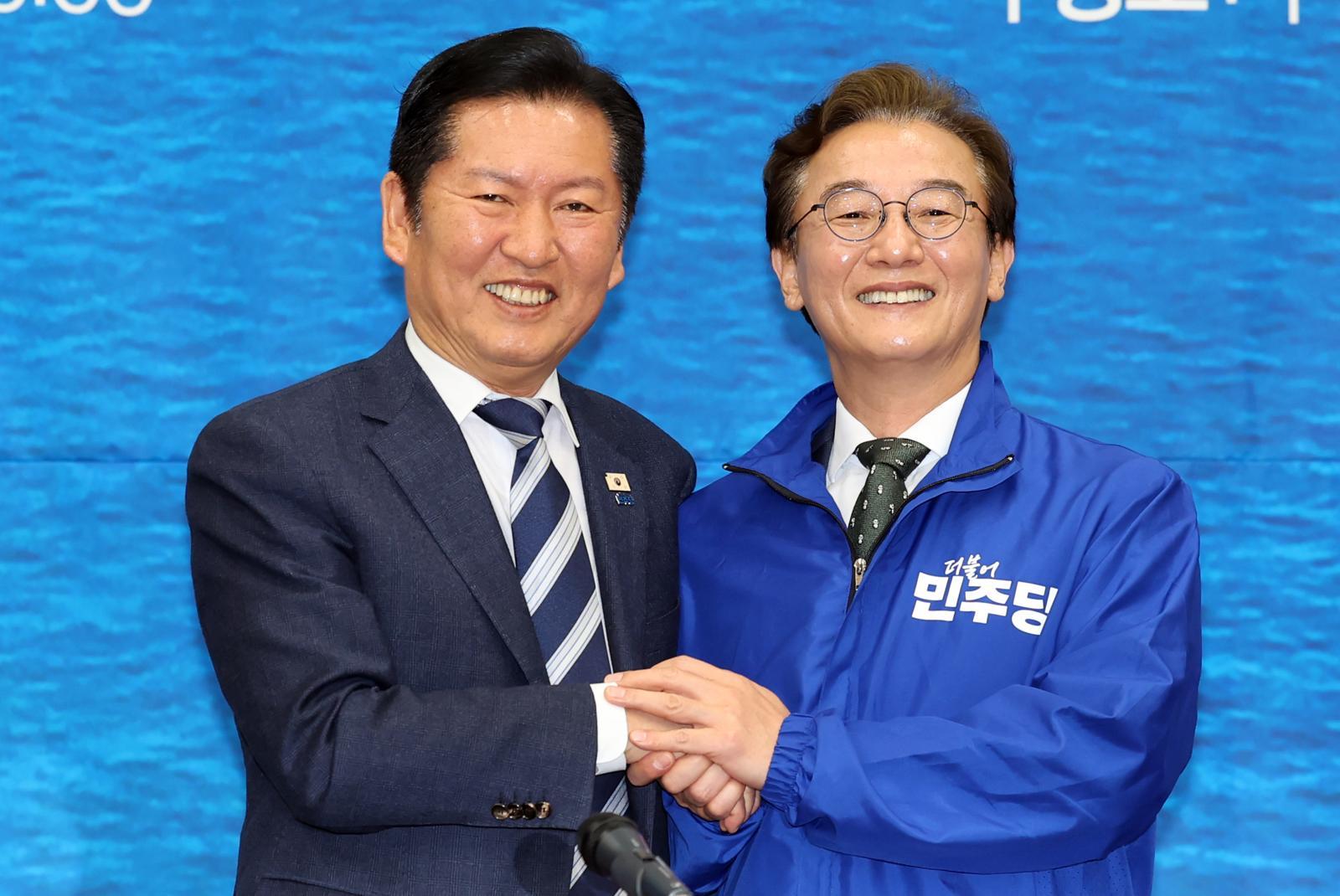 정청래 더불어민주당 대표가 15일 부산 동구 부산항 국제전시컨벤션센터에서 열린 부산 현장 최고위원회 회의에 참석, 전재수 부산시장 후보에게 파란 점퍼를 입혀주고 있다. 2026.04.15. 뉴시스