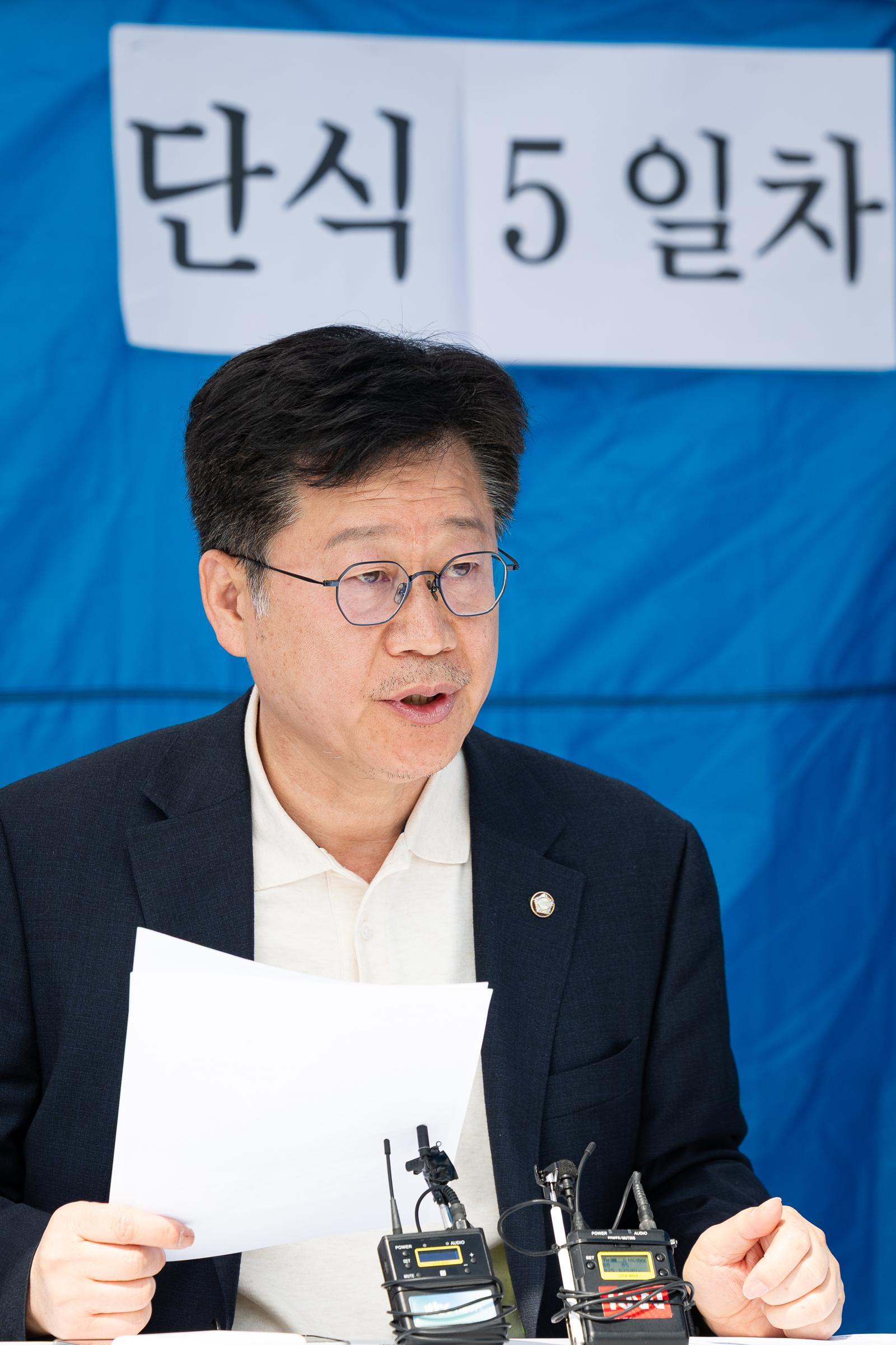 6·3 지방선거 더불어민주당 전북지사 경선에서 탈락한 안호영 의원이 15일 서울 여의도 국회 본관 앞 단식농성장에서 이원택 의원의 ‘식사비 대납’ 의혹에 대한 윤리감찰단의 재감찰 요구 기자회견을 하고 있다. 2026.4.15/뉴스1