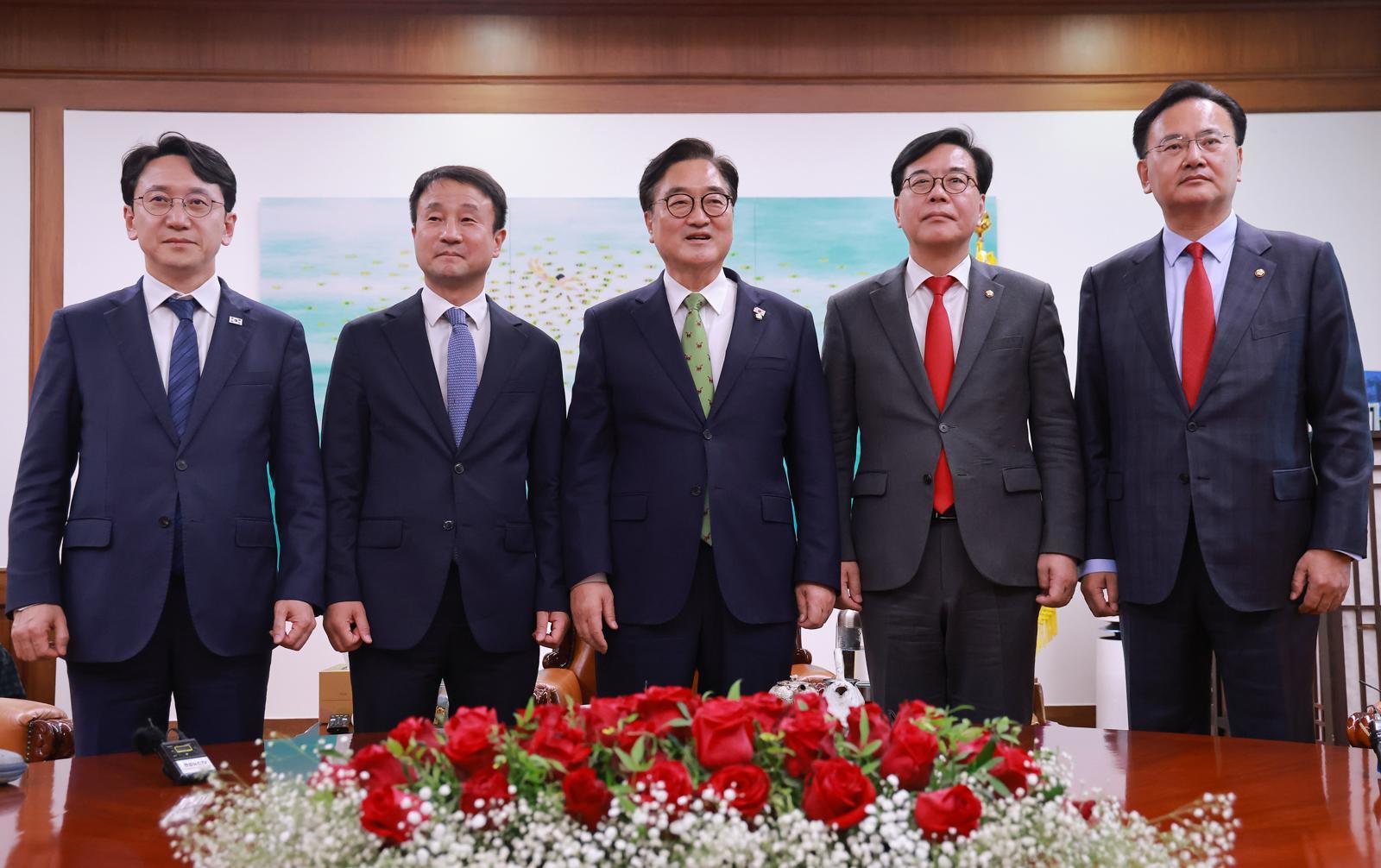 우원식 국회의장이 15일 서울 여의도 국회 집무실에서 여야 원내대표단과 기념촬영을 하고 있다. 왼쪽부터 천준호 더불어민주당 원내운영수석부대표, 한병도 원내대표, 우 의장, 송언석 국민의힘 원내대표, 유상범 원내운영수석부대표. (공동취재) 뉴시스