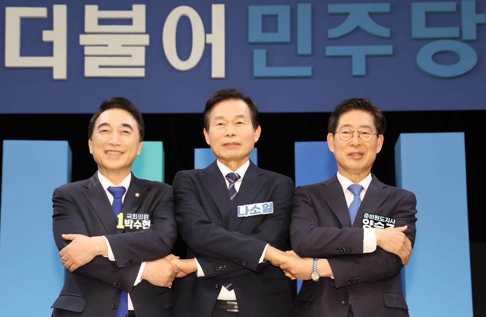2일 대전 유성구 대전MBC에서 진행된 더불어민주당 충남도지사 본경선 후보자 토론회에서 박수현(왼쪽부터), 나소열, 양승조 후보가 포즈를 취하고 있다. 2026.4.2 ⓒ 뉴스1