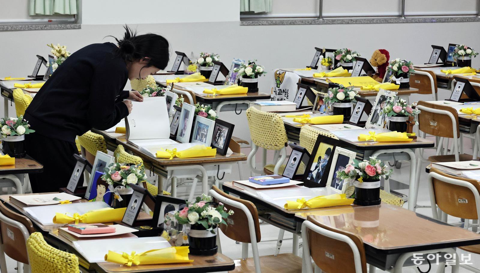 4·16 기억교실 찾아… “잊지 않겠습니다”
세월호 참사 12주기를 하루 앞둔 15일 한 추모객이 경기 안산시 단원구 ‘4·16생명안전교육원’ 내 단원고 4·16 기억교실을 둘러보고 있다. 책상 위에는 참사로 희생된 학생들의 사진과 물품, 이들을 추모하는 꽃이 올려져 있다. 안산=양회성 기자 yohan@donga.com