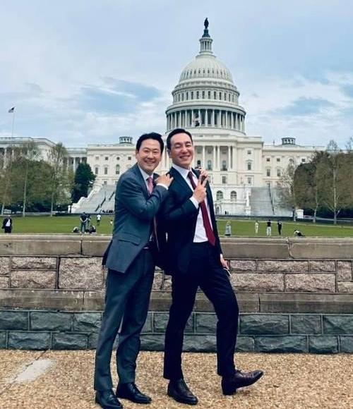 장동혁 방미 동행한 김민수 ‘V’
미국 워싱턴을 방문 중인 국민의힘 장동혁 대표(왼쪽)와 김민수 최고위원이 미 국회의사당 앞에서 포즈를 취하고 있다. 이 사진을 14일 소셜미디어에 올린 김성수 연세대 경영전문대학원 겸임교수는 “형님들 비공개 사진 투척. 물론 올려도 된다고 허락받았다”고 밝혔다. 김 교수는 김 최고위원의 지인으로 알려졌다. 사진 출처 김성수 연세대 겸임교수 스레드