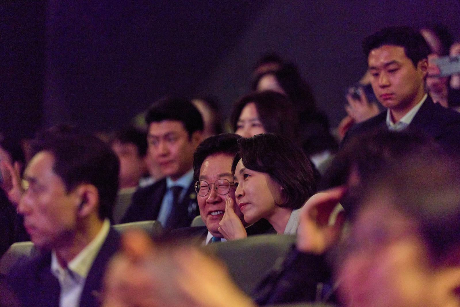 이재명 대통령과 김혜경 여사가 15일 서울 CGV 용산아이파크몰에서 제주 4.3 사건 영화 ‘내 이름은’을 관람하고 있다. 청와대 제공