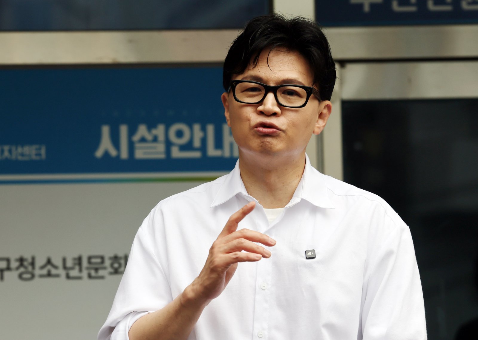 한동훈 등판에 국힘 술렁…“무공천” “복당시켜야” 지도부 압박