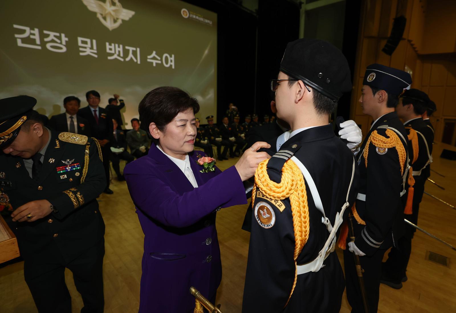 15일 대구 엑스코에서 열린 ‘대구권역 군 특성화고 합동 발대식’에서 강은희 대구시교육감이 교육과정 참여 학생에게 견장과 배지를 달아주고 있다. 대구시교육청 제공