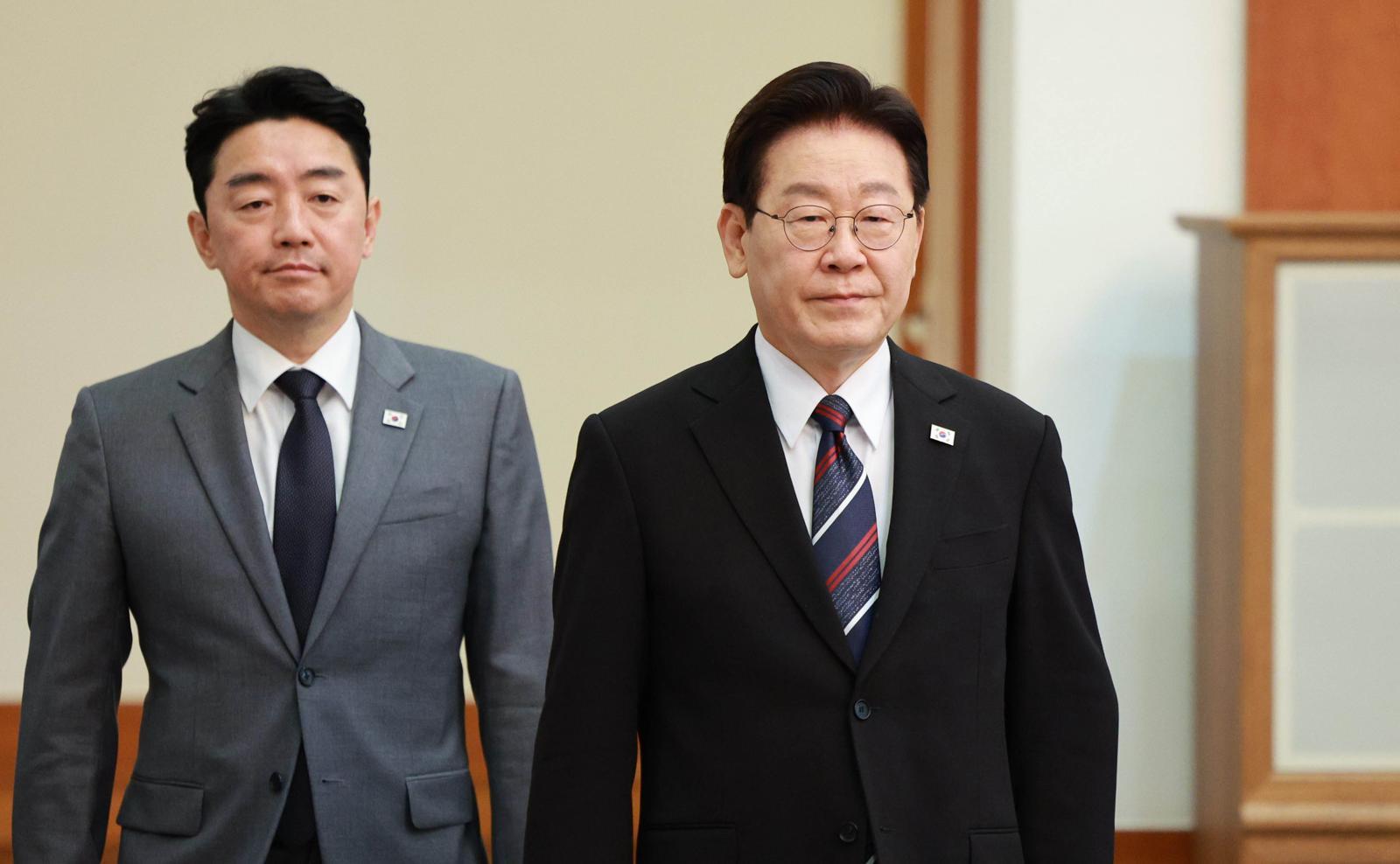이재명 대통령과 강훈식 비서실장이 16일 청와대에서 열린 수석보좌관회의에 입장하고 있다. 2026.4.16 ⓒ 뉴스1
