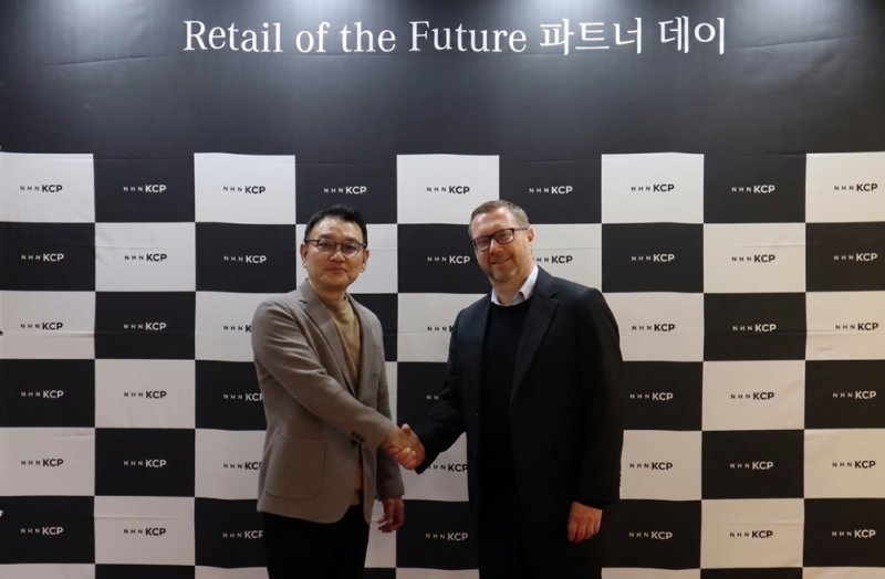 NHN KCP 박준석 CEO(왼쪽)와  메르세데스 페이(Mercedes pay) 니코커스텐 CEO가 악수하고 있다.