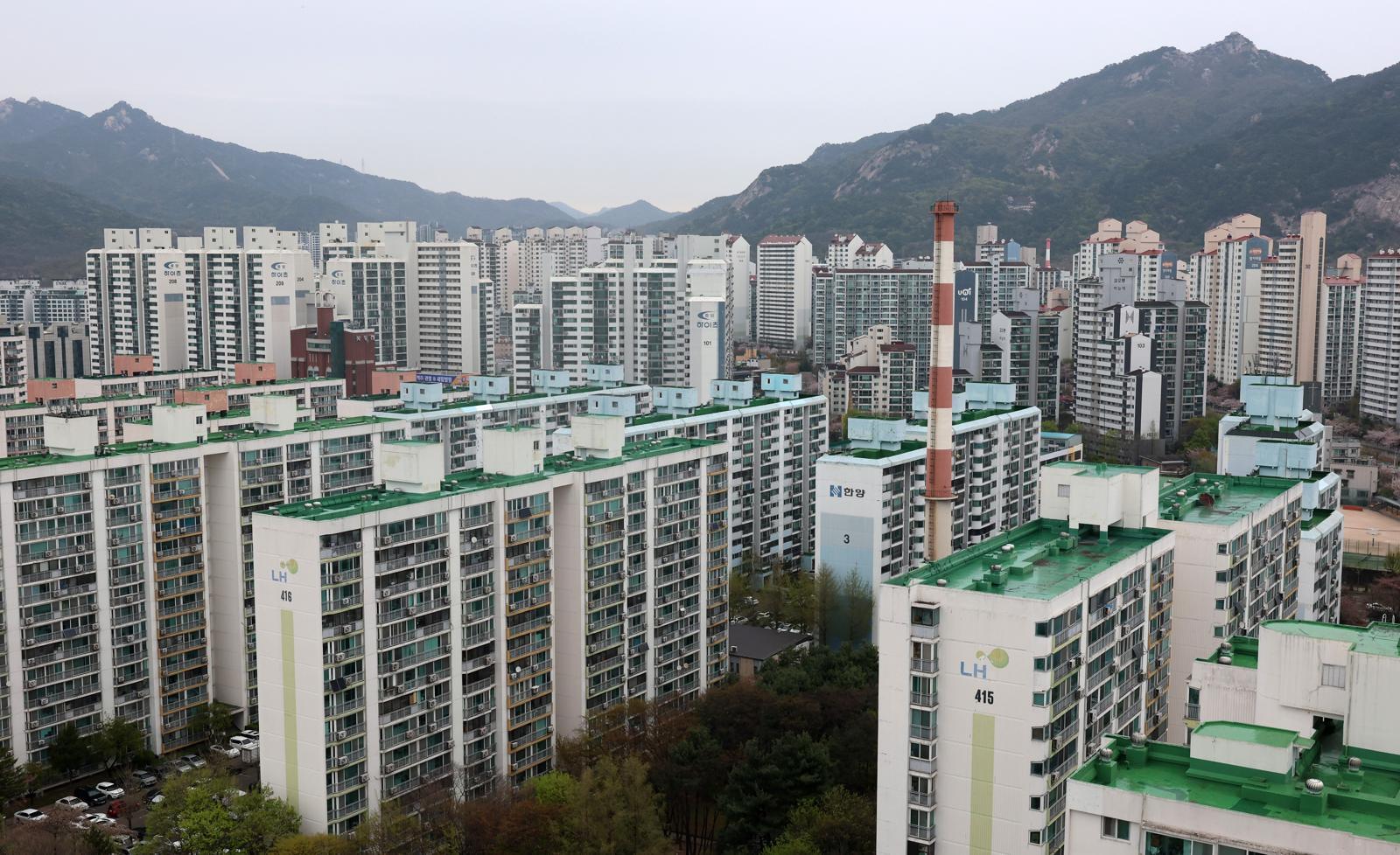 9일 오전 서울 노원구 상계동 일대 아파트가 보이고 있다.  9일 한국부동산원에 따르면 3월 다섯째 주 기준 관악구(0.26%), 구로구(0.24%), 노원구(0.24%) 등 서울 외곽 지역은 서울 아파트 평균 상승률인 0.12%의 두 배가 넘는 가파른 오름세를 기록했다.  다주택자 매물이 늘어난 강남권 등 상급지는 급매가 쏟아지며 가격이 하락한 반면, 서울 외곽지에는 매수세가 몰리며 가격이 급등하는 양상이다. 2026.04.09. [서울=뉴시스]