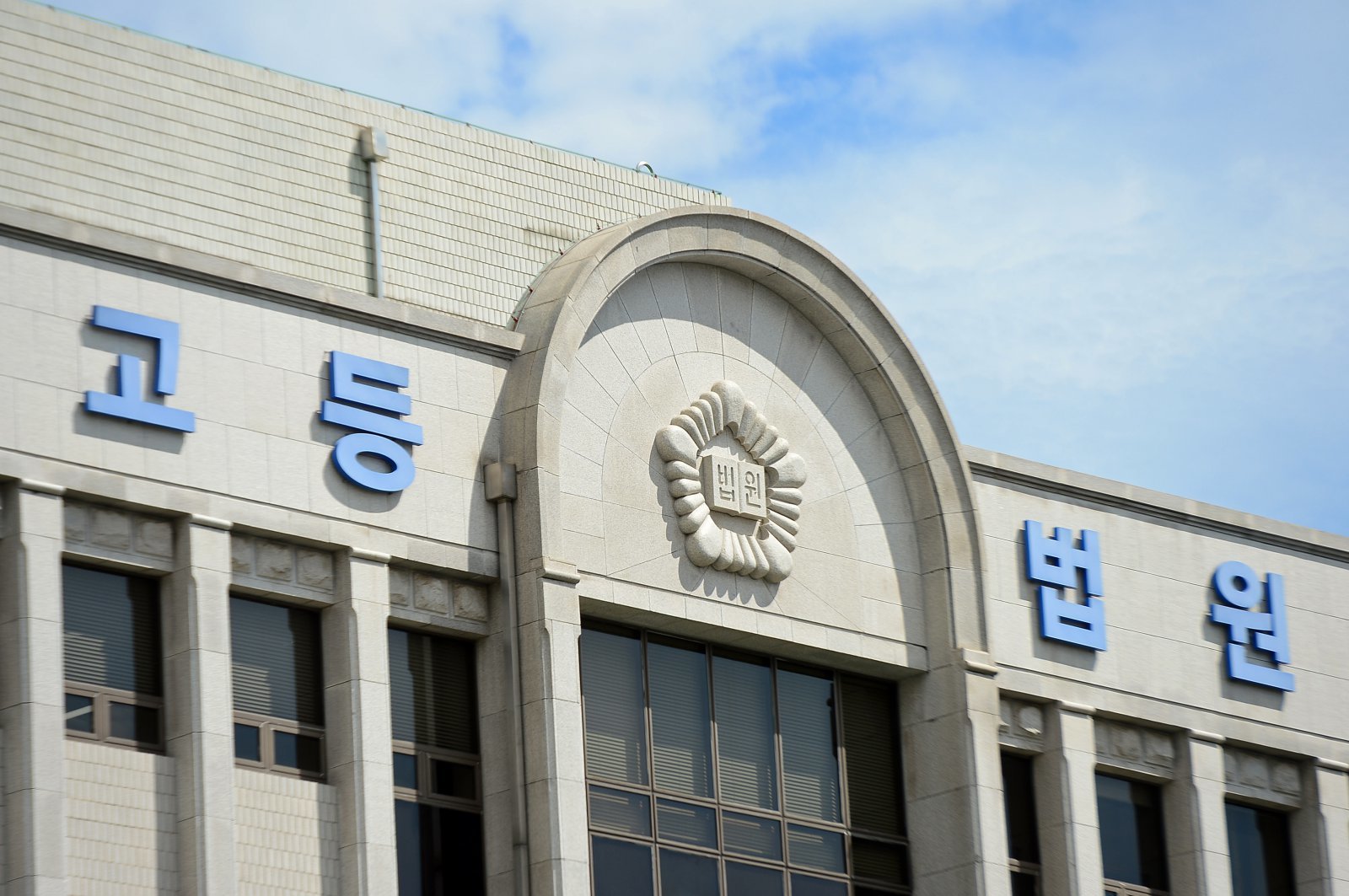 ‘말다툼 끝 연인 살해’ 20대 외국인女, 2심서 감형