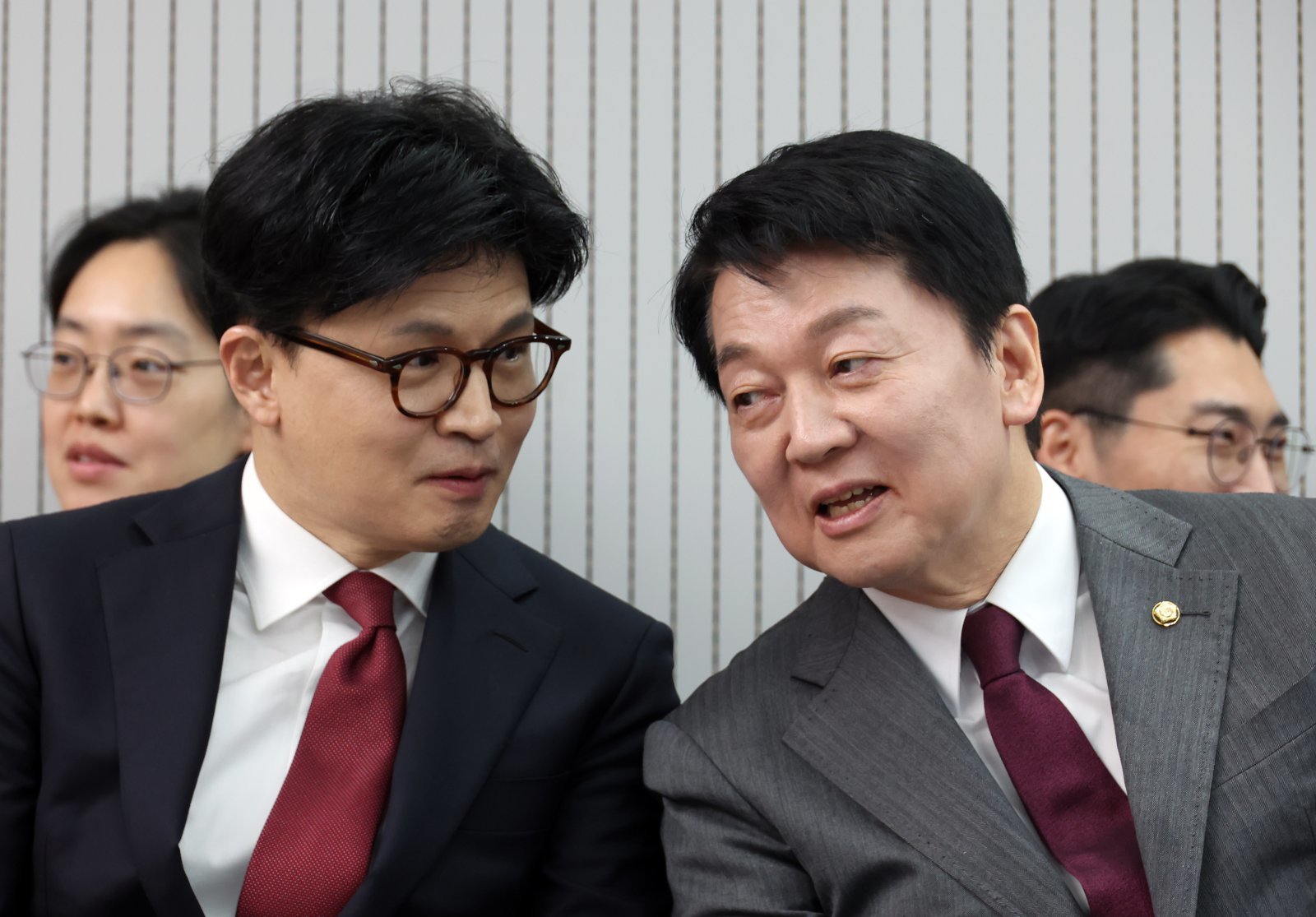29일 서울 여의도 국민의힘 당사에서 열린 제21대 대통령 후보자 국민의힘 3차 경선 진출자 발표 행사에서 결과 발표 전 한동훈, 안철수 후보가 대화하고 있다. 2025.04.29. [서울=뉴시스]