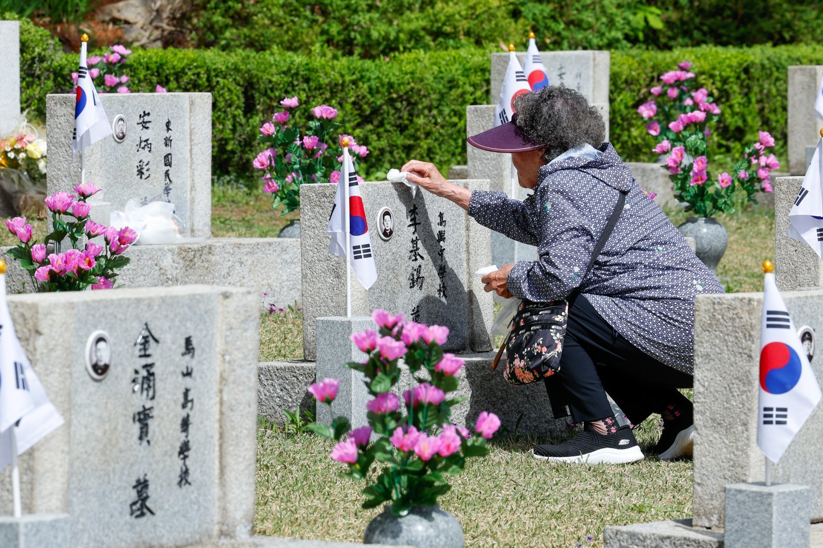 4·19혁명 기념일을 하루 앞둔 18일 서울 강북구 국립 4·19 민주묘지를 찾은 이명자(83) 씨가 아들 이기석 유공자의 묘비를 닦고 있다. ⓒ 뉴스1