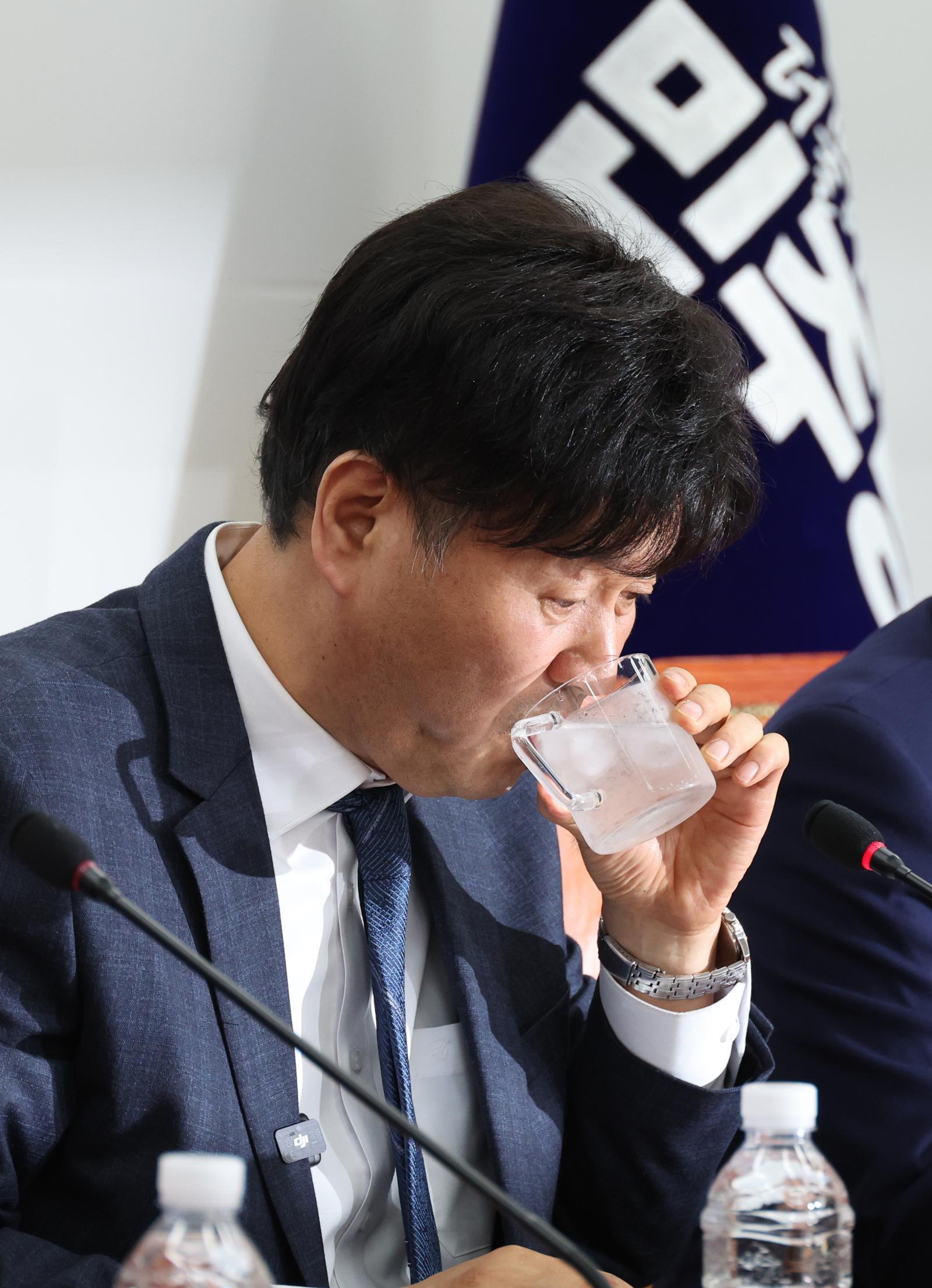 김용 전 민주연구원 부원장이 13일 오후 서울 여의도 국회에서 열린 자신의 무죄를 주장하는 기자회견에서 물을 마시고 있다. 이재명 대통령의 측근인 김 전 부원장은 불법 선거자금을 받은 혐의로 기소되어 1·2심 모두에서 유죄 판결을 받은 후 보석 석방되어 3심을 앞두고 있다. 2026.04.13 [서울=뉴시스]