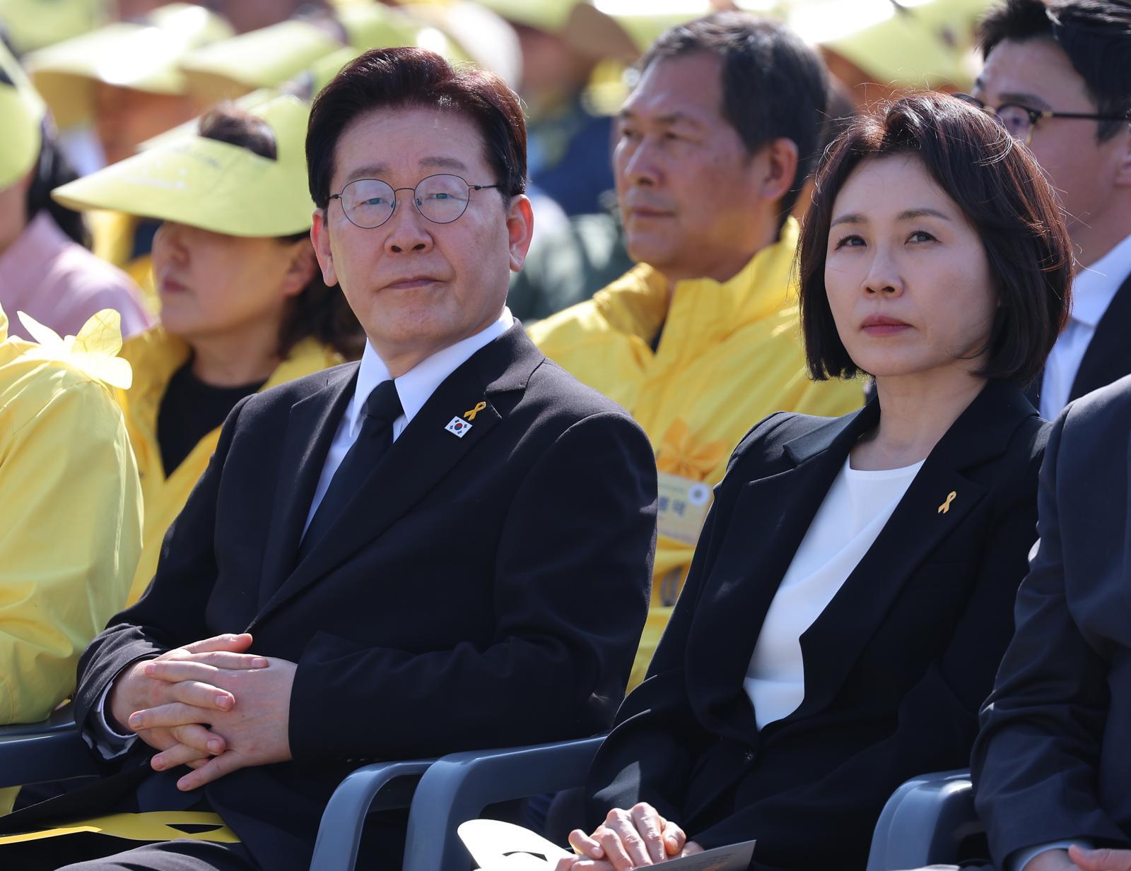 이재명 대통령과 김혜경 여사가 16일 경기 안산 화랑유원지에서 열린 세월호 참사 12주기 기억식에서 기억영상을 보고 있다. 뉴시스