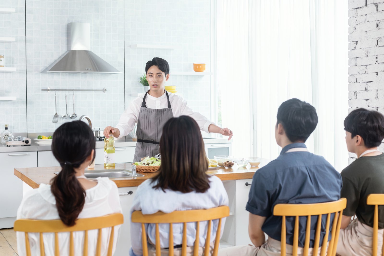 무료 행사나 원데이클래스를 미끼로 보험 가입을 권유하는 불완전판매 민원이 늘고 있다. 사진은 기사 내용과 직접 관련 없는 이미지. 사진=게티이미지뱅크