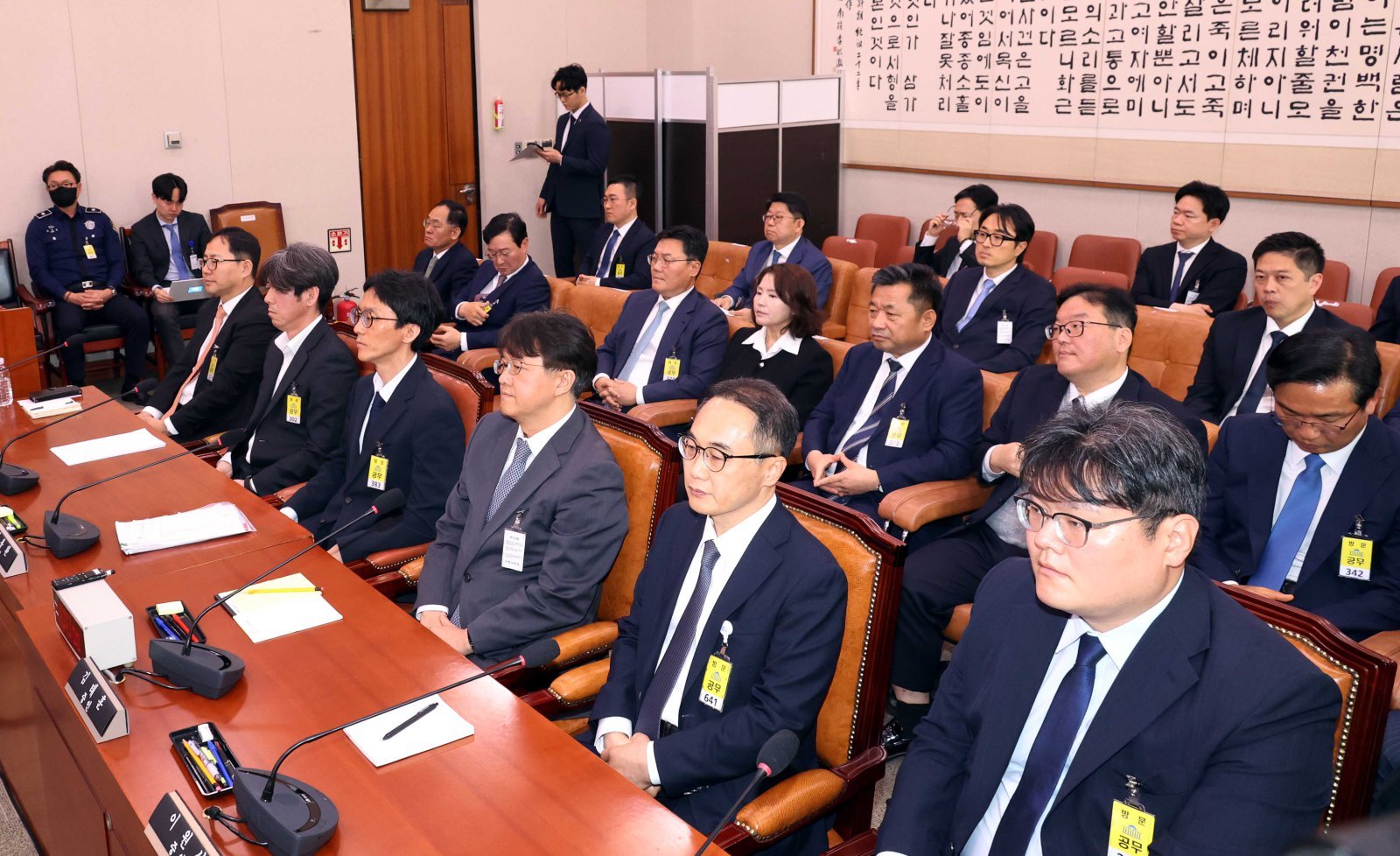 16일 오전 서울 여의도 국회 윤석열 정권 정치검찰 조작기소 의혹 사건 진상규명 국정조사특별위원회에서 열린 ‘대장동·김용 전 민주연구원 부원장·위례신도시 조작기소 의혹 사건’ 청문회에서 증인 및 참고인들이 출석해 있다. 앞줄  왼쪽부터 백종덕 법무법인 로우 변호사, 남욱 변호사, 정용환 서울고검 검사장 직무대행, 김태훈 대전고검 검사장, 이원석 전 검찰총장, 신알찬 법무법인 세담 변호사. 2025.04.16. [서울=뉴시스]