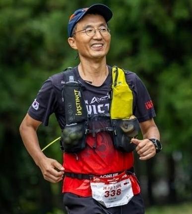 원윤식 네이버클라우드 전무가 지난해 참가한 트랜스제주 국제트레일러닝 100마일 대회에서 즐겁게 달리고 있다. 20여 년 전인 30세 초반, 심근경색으로 쓰러지고 나서부터 달리기 시작한 원 전무는 산을 달리는 트레일러닝 160km도 거뜬히 완주하는 ‘철각’이 됐다. 원윤식 네이버클라우드 전무 제공