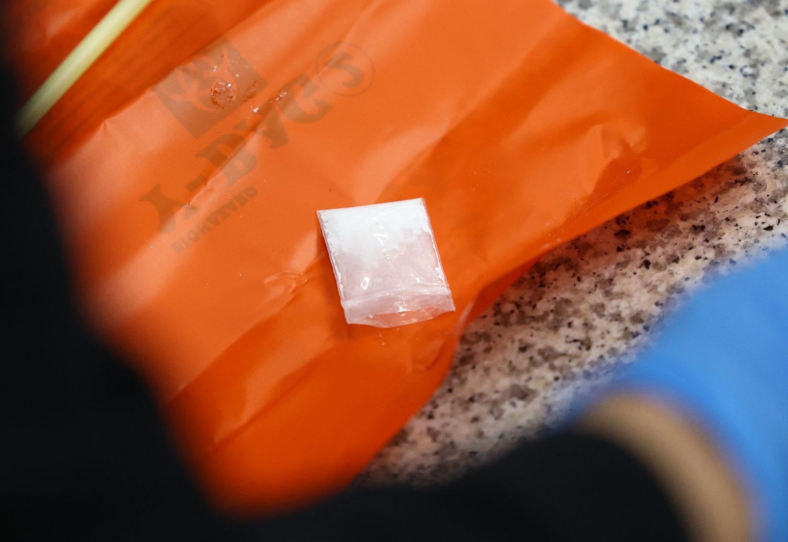 인천공항 입국장 앞에 떨어진 마약 포착…관계기관 수사 착수