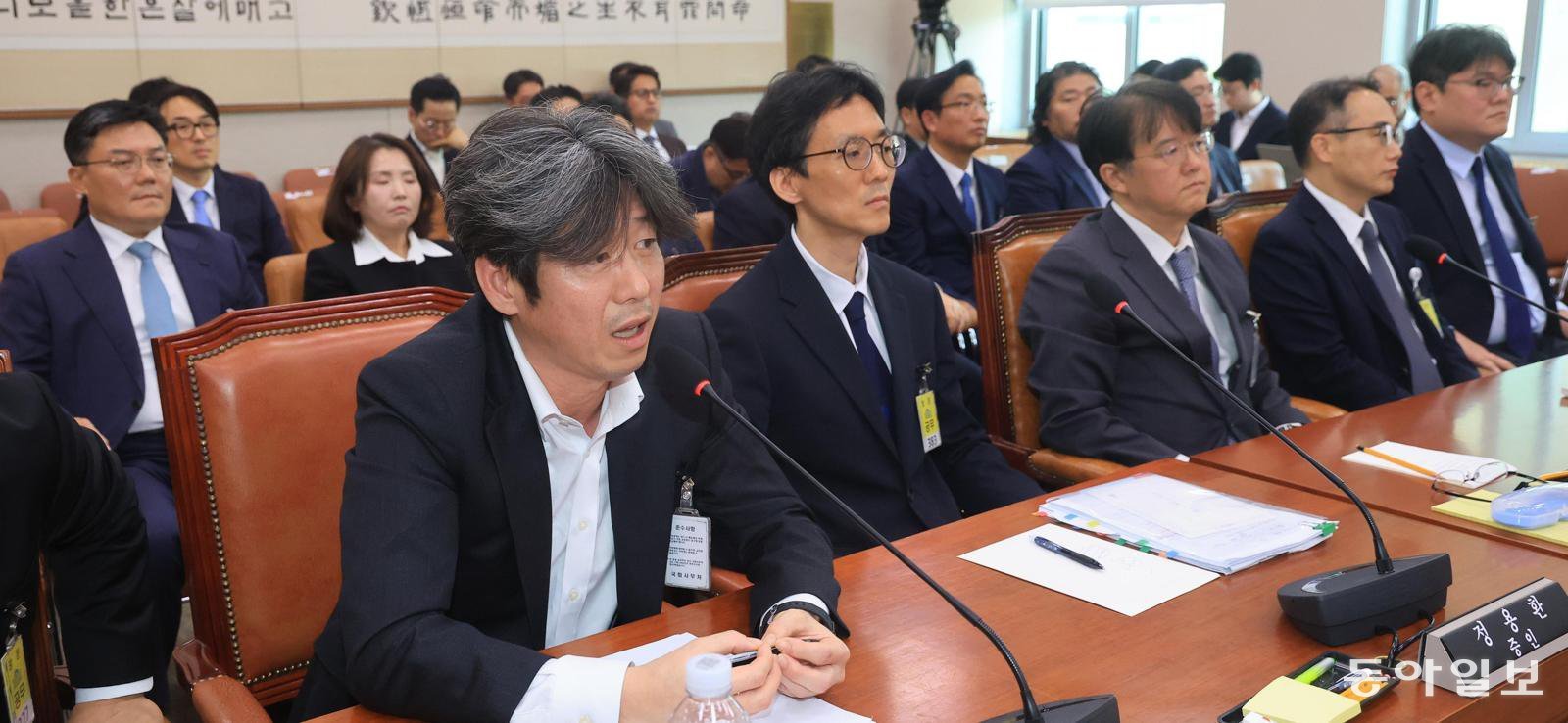 16일 국회에서 열린 ‘윤석열 정권 정치검찰 조작기소 의혹 사건 진상규명 국정조사’ 청문회에 증인으로 출석한 대장동 개발업자 남욱 변호사(앞줄 왼쪽)가 의원의 질의에 답변하고 있다. 장승윤 기자 tomato99@donga.com