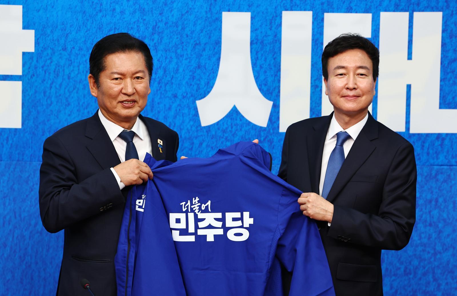 정청래 더불어민주당 대표가 17일 서울 여의도 국회에서 열린 더불어민주당 인재영입식에서 1호 인재인 전태진 변호사와 당 점퍼를 들고 기념촬영하고 있다. 전 변호사는 당 울산시장 예비후보로 출마하는 김상욱 의원의 지역구인 울산 남갑에 전략 공천될 전망이다. 2025.04.17. 뉴시스