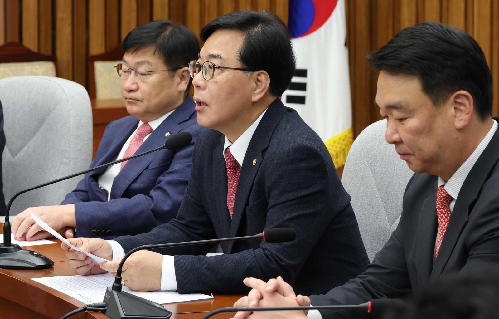 송언석 국민의힘 원내대표가 17일 오전 서울 여의도 국회에서 열린 원내대책회의에서 발언을 하고 있다. 뉴시스