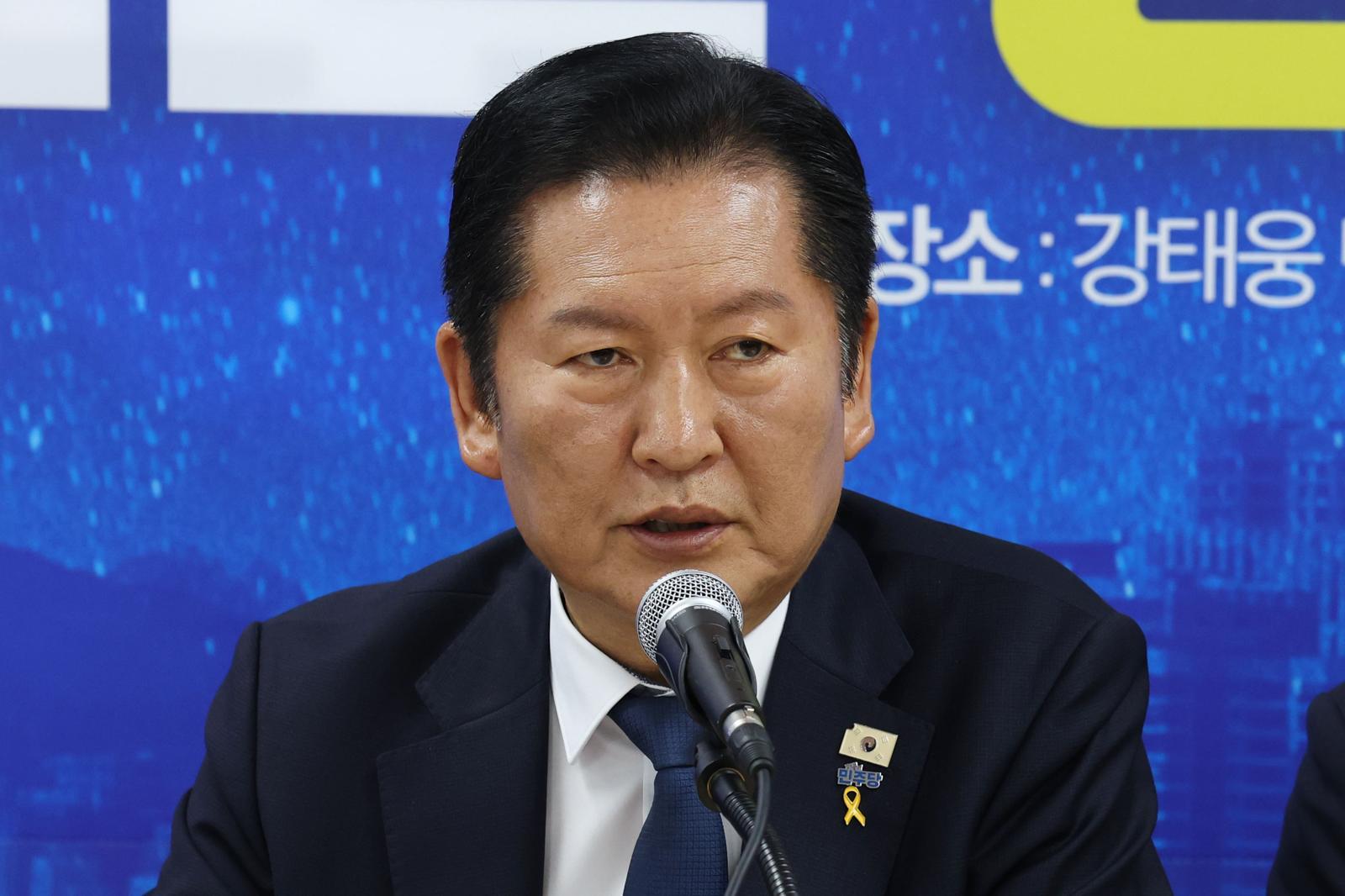 정청래 더불어민주당 대표가 17일 오전 서울 용산구 강태웅 용산구청장 후보 사무소에서 열린 현장 최고위원회의에서 발언하고 있다. 뉴스1