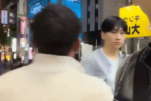 민찬기(청자켓)가 흰 옷을 입은 남성의 수상한 움직임을 포착하고 몸을 피하고 있다. 사진=박진우 방송 화면